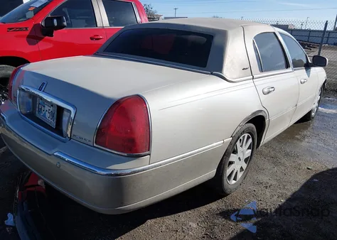 2005 Lincoln Town Car Signature Limited из США, поврежденный, VIN 1LNHM82W55Y608589